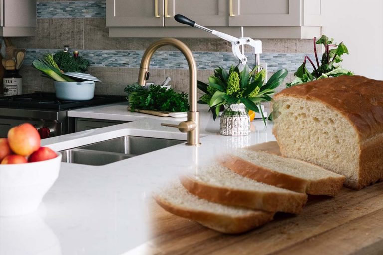 Fructul pe care trebuie să îl ții lângă pâine ca să nu se mai întărească. Așa va fi mai multe zile proaspătă