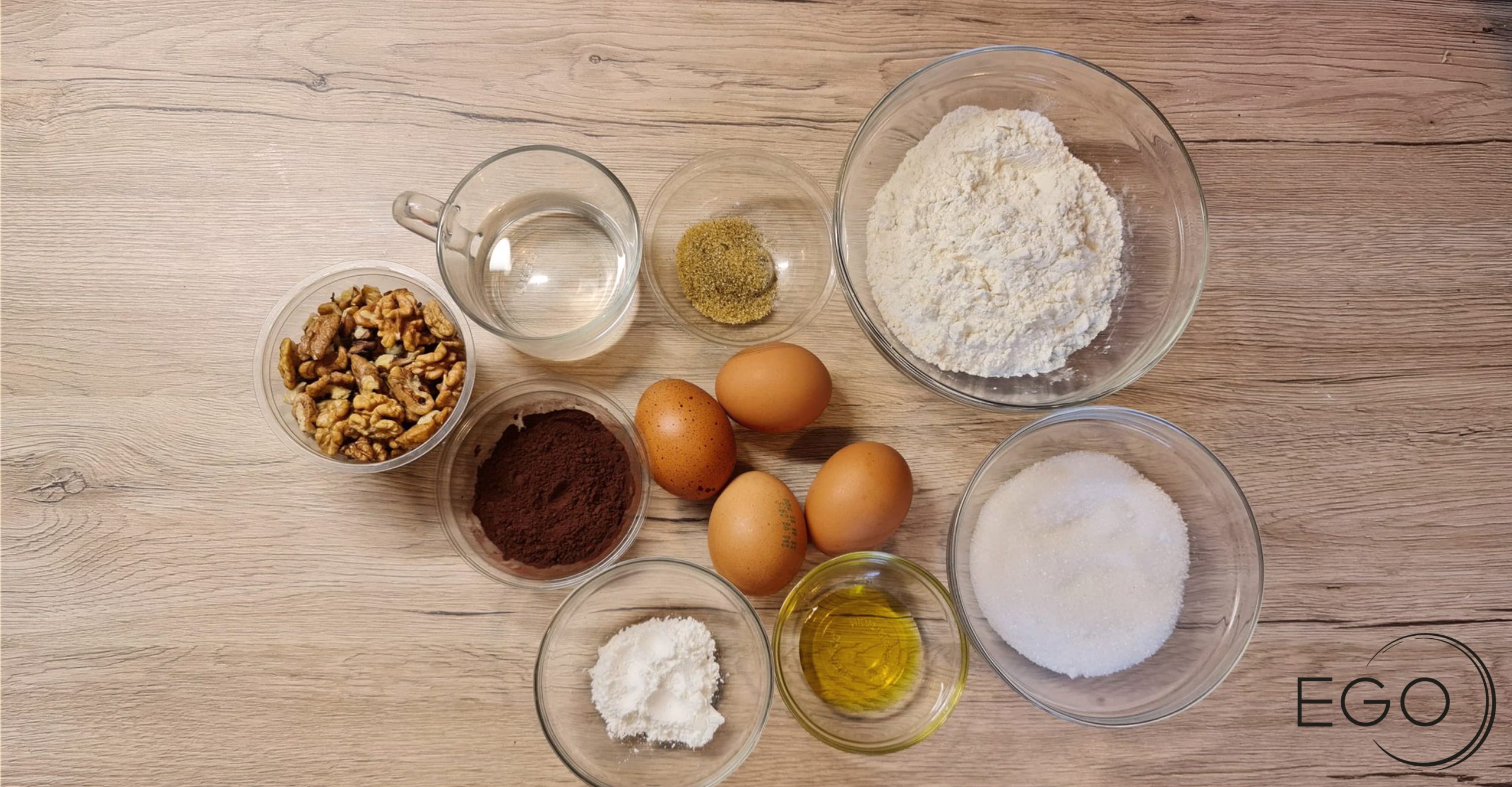 Acestea sunt ingredientele pentru rețeta de chec cu cacao și nucă