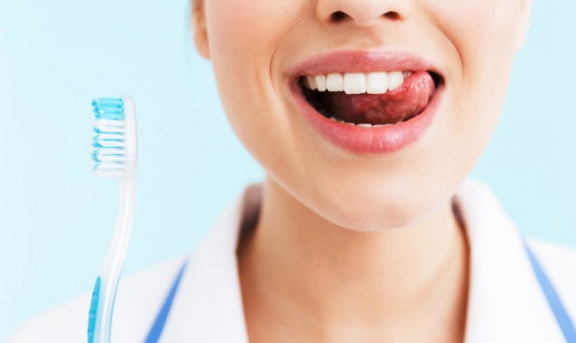 La cat timp schimbi periuta de dinti