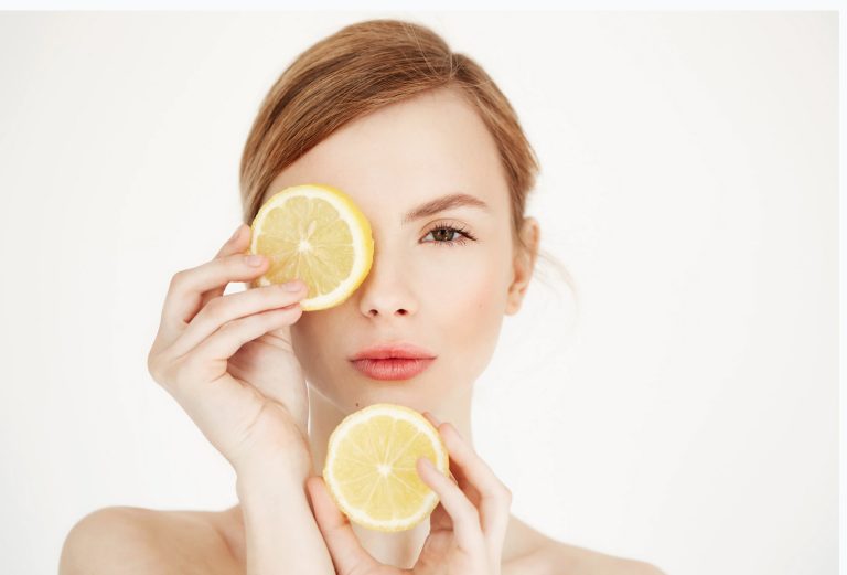 Mască cu miere și lămâie. Soluția simplă și eficientă care te scapă de punctele negre. Cât timp se lasă pe față