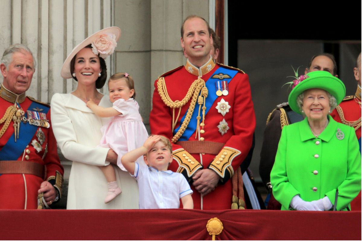 Regina Elisabeta, alături de membrii familiei regale