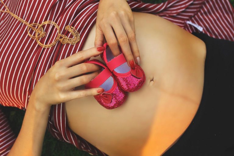 Trucul cu verighetă. Cum poate afla orice femeie însărcinată sexul bebelușului acasă