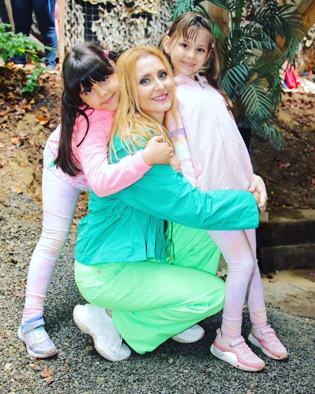 Alina Sorescu împreună cu fetițele ei