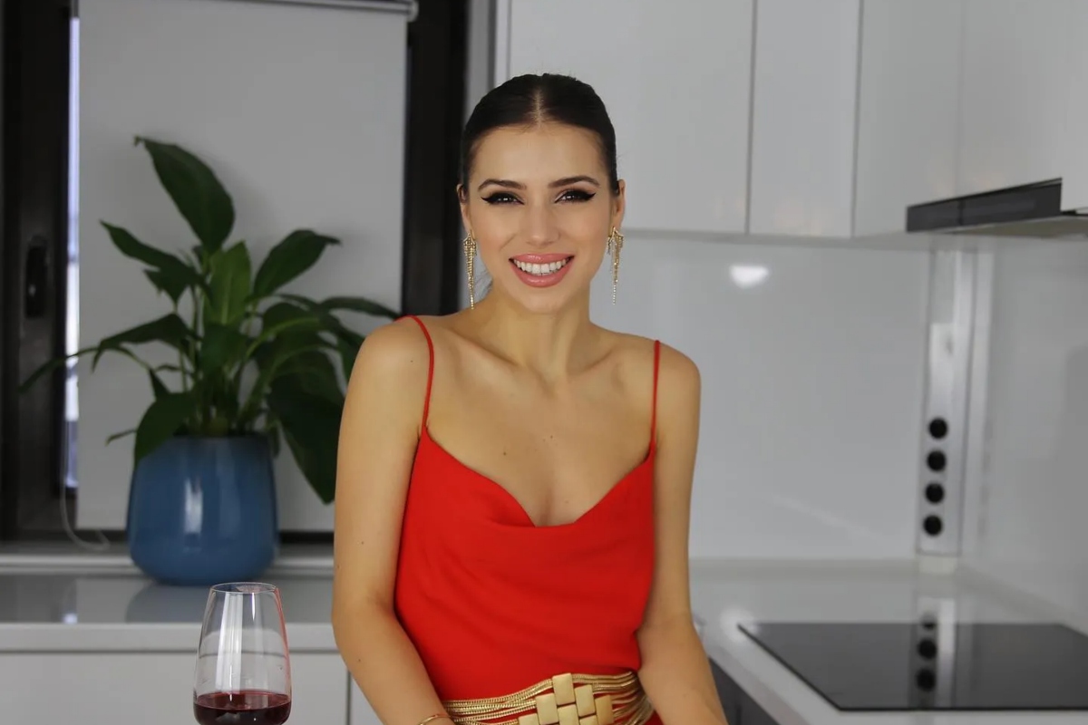 Actrița Cezara Munteanu muncește fără pauză