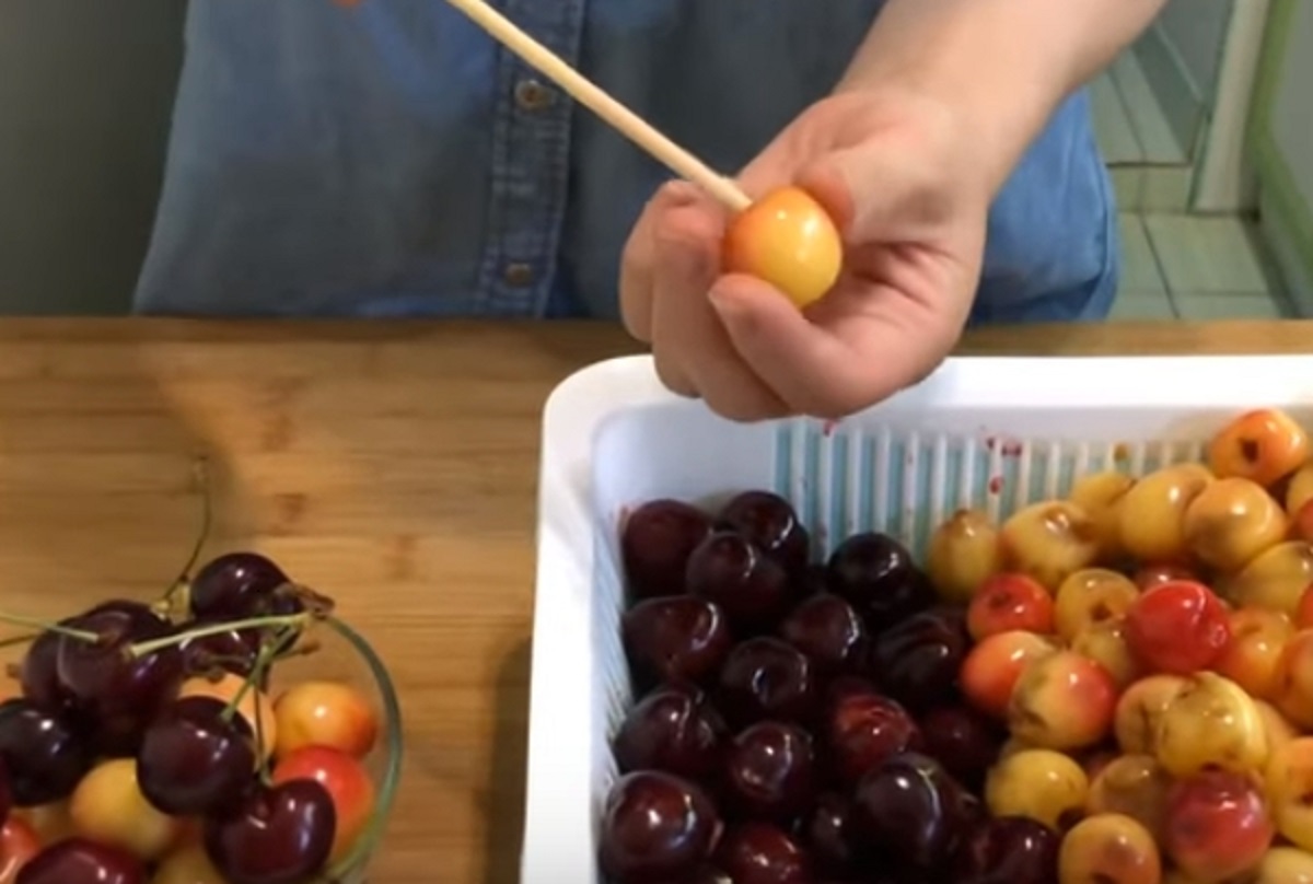 Trucul rapid prin care poti sa scoti samburii de la cirese