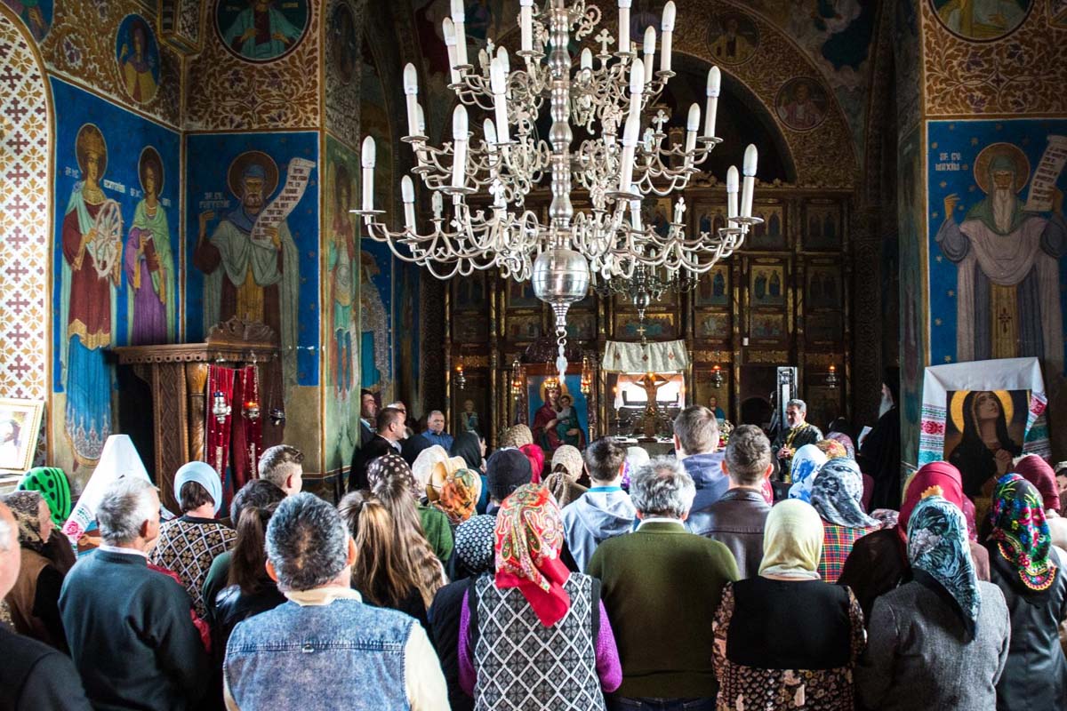 De ce să nu râzi niciodată în biserică