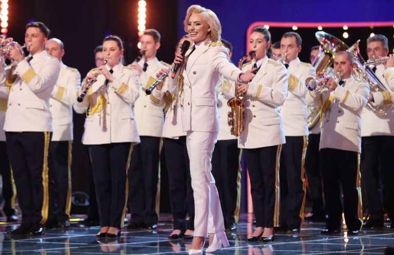 Emilia Dorobanțu, fostă ”Miss”, prima femeie din România care dirijează fanfara militară. Ce interdicții are la festivități EXCLUSIV