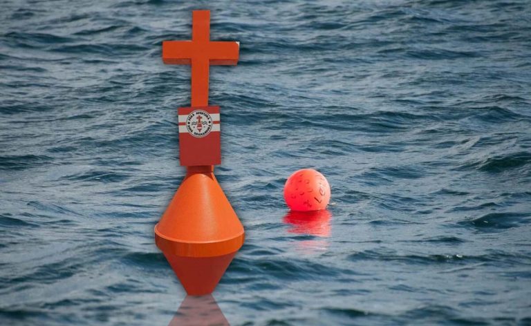 Geamandurile în formă de cruce au isterizat turiștii și salvamarii. Ce spun preoții și psihologii: ”Nu e rea ideea, dar mesajul de pe cruce e sinistru!” EXCLUSIV