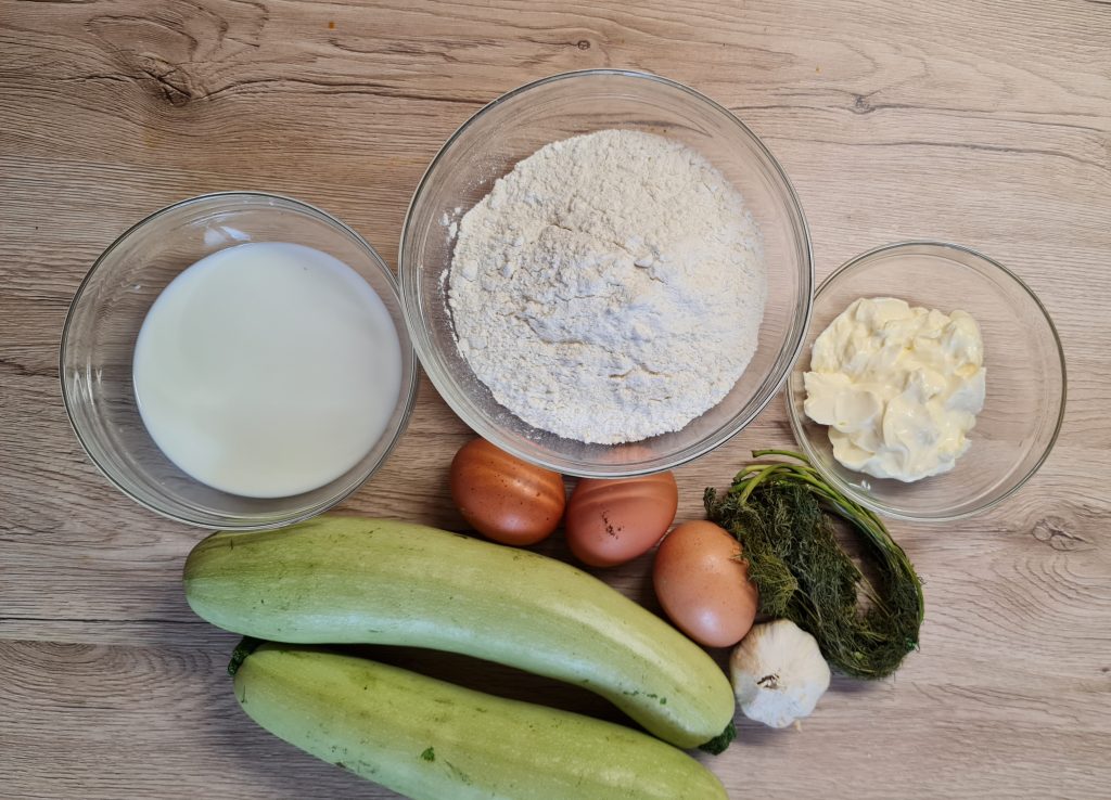 Dovlecei in crustă de aluat cu sos de smântână și usturoi