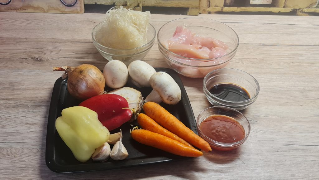 Noodles sau tăiței de orez cu carne de pui și legume