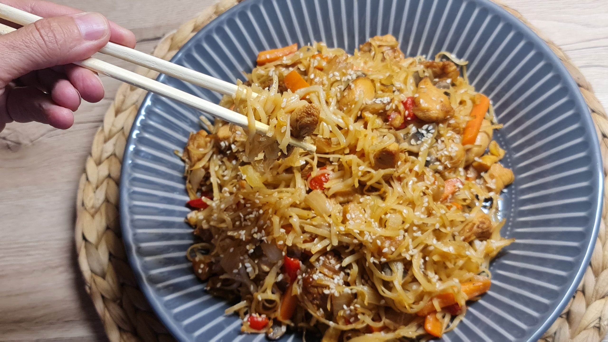 Noodles sau tăiței de orez cu carne de pui și legume