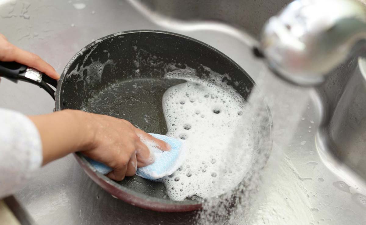 Nu spăla niciodată cu apă rece o tigaie fierbinte