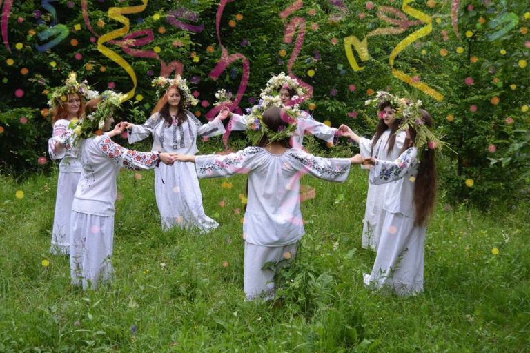 Nume care se sărbătoresc de Sânziene. Mesaje și urări de La mulți ani