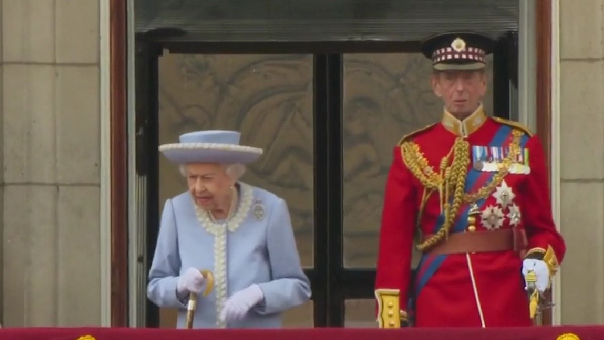 Regina Elisabeta a II-a, alături de vărul său, Ducele de Kent, luând parte la ceremonia „Trooping the Colour”