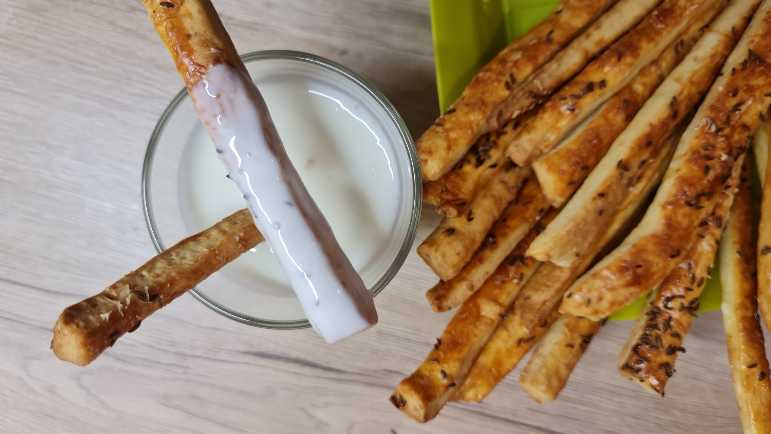 Sărățele fragede cu brânză telemea și chimen