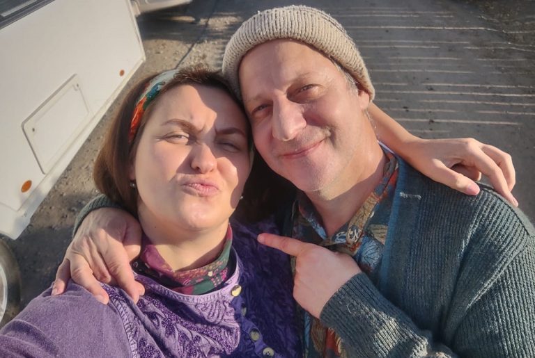 Luminița Bucur, soția lui Brânzoi, din ”Las Fierbinți”, despre prima lor întâlnire cu scântei: „A trebuit să-i dau o palmă!”. Ce frumoasă e actrița, în realitate! Exclusiv