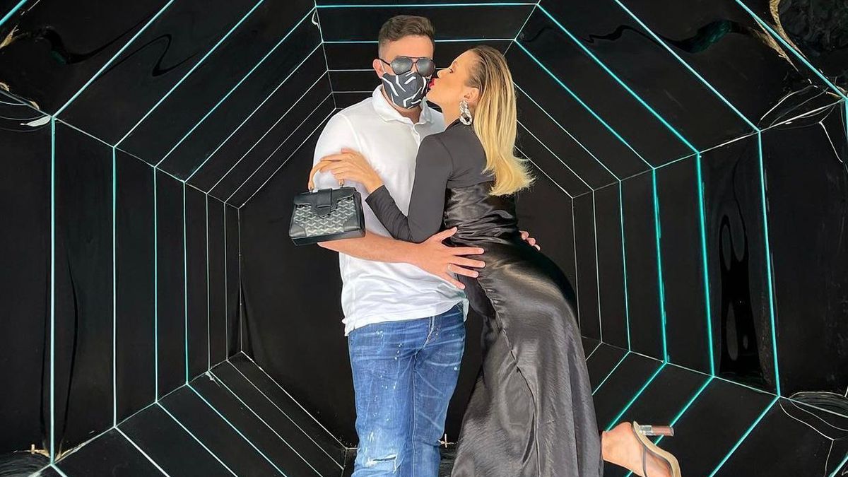 Ce spune Emily Burghelea despre iubitul ei, care își ascunde chipul sub mască