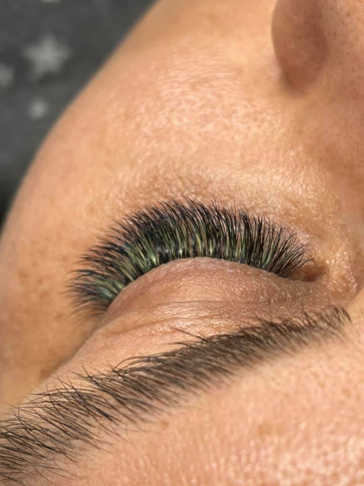 Cum se întrețin vara extensiile de gene