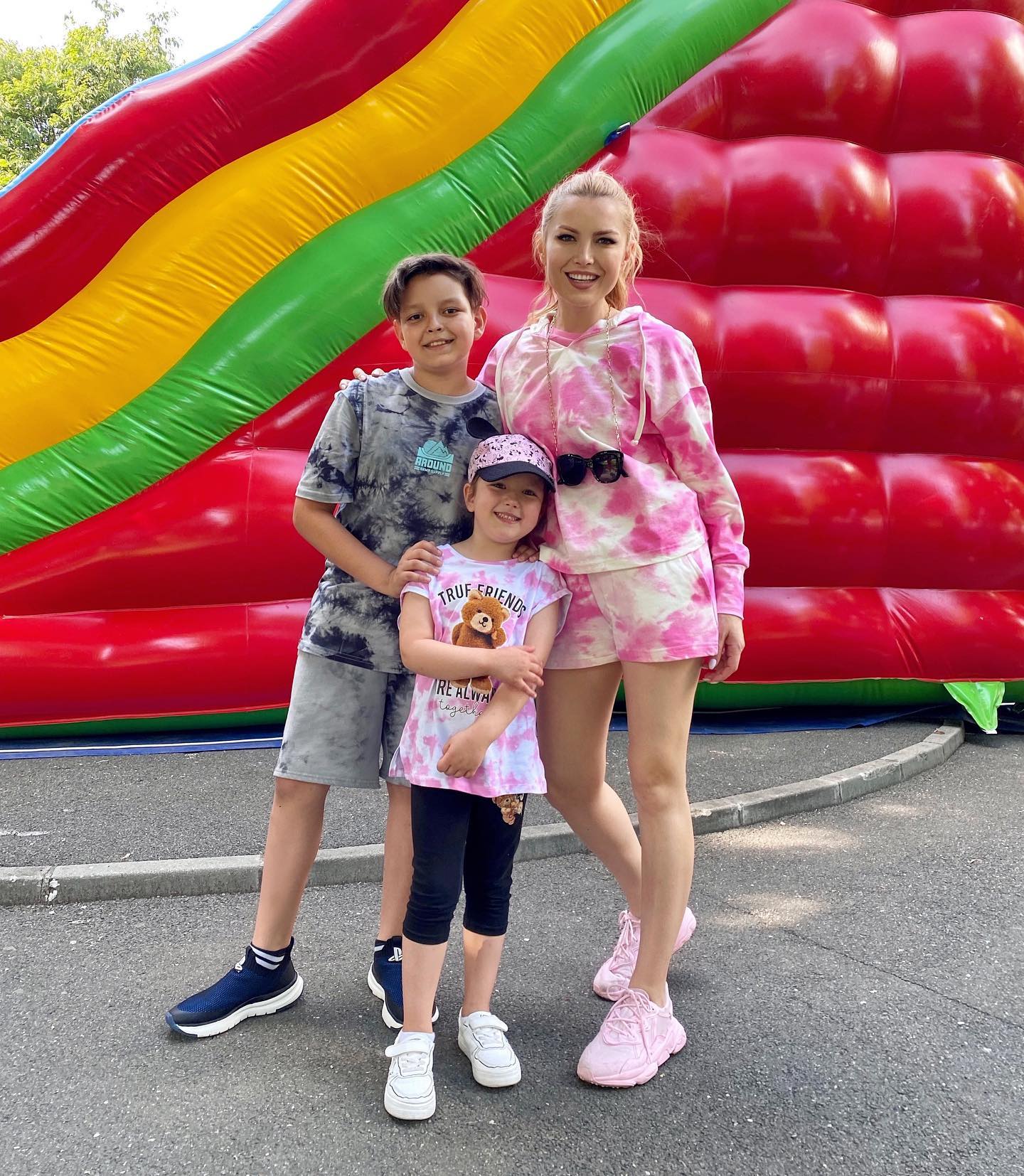 Elena Gheorghe, alături de cei doi copii