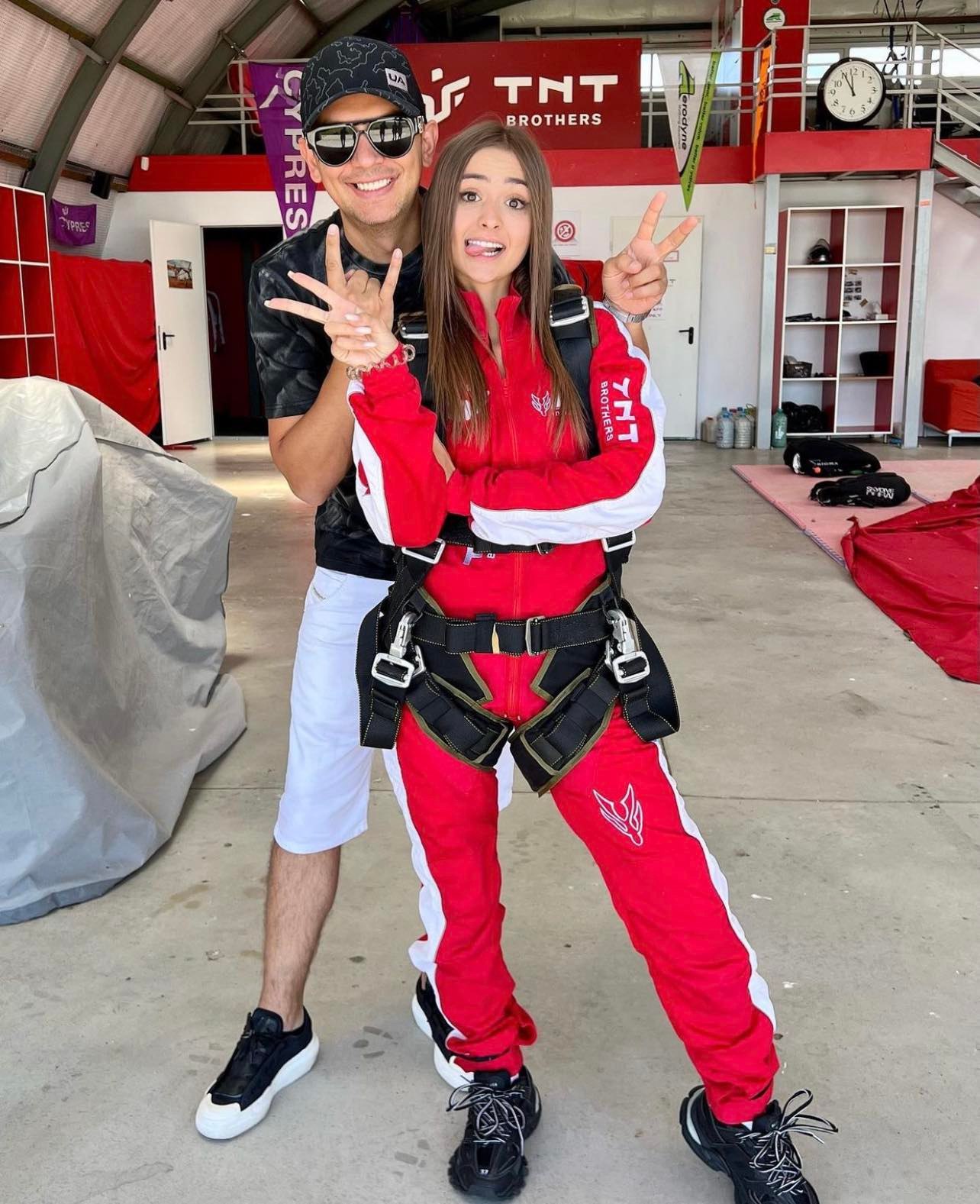 Iuliana Beregoi a sărit cu parașuta de ziua ei