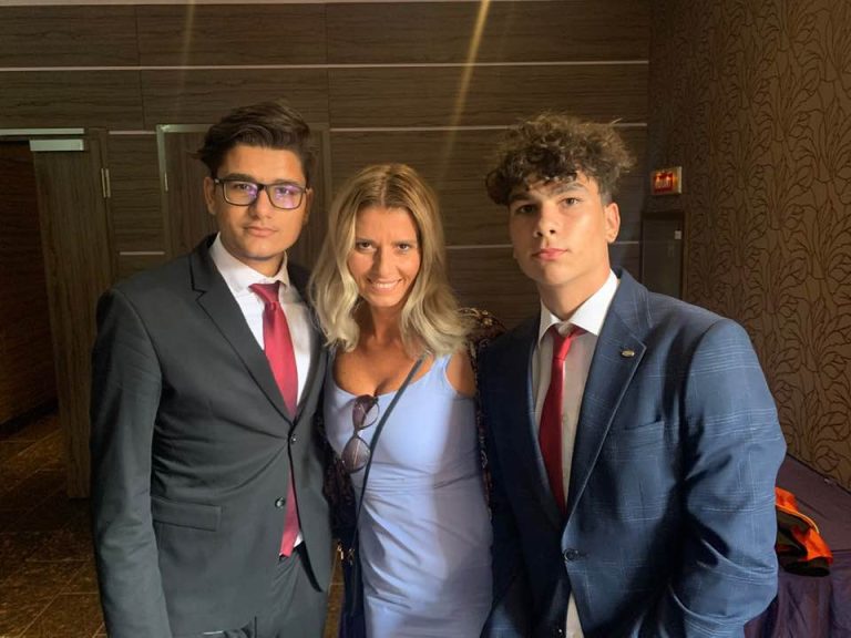 Raluca Guslicov, interviu spumos cu băieții ei. Cum se descurcă actrița din Trăsniții cu iubitele acestora: “Nu îmi mai găsesc nimic în casă” EXCLUSIV