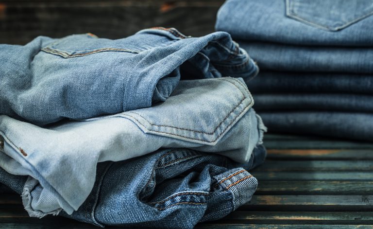 Băutură care scoate instant petele de pe blugi. Acesta este secretul costumierilor de pe Broadway