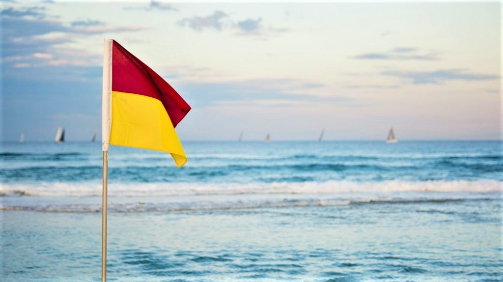 Ce simbolizează culorile steagurilor de la malul marii