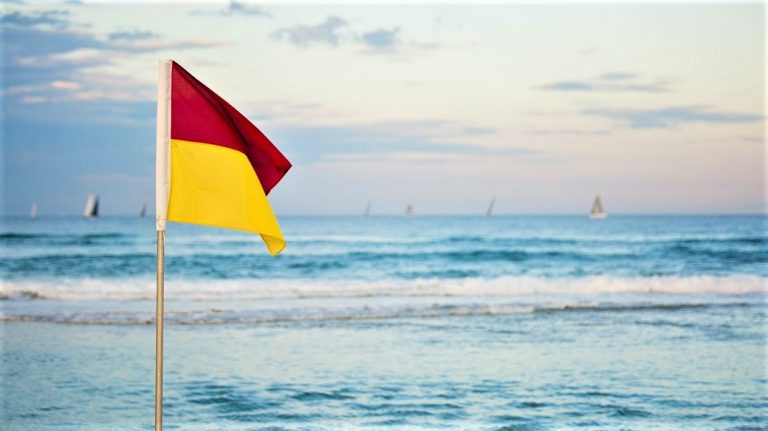 Ce simbolizează culorile steagurilor de la malul mării. Semnificația pentru fiecare în parte