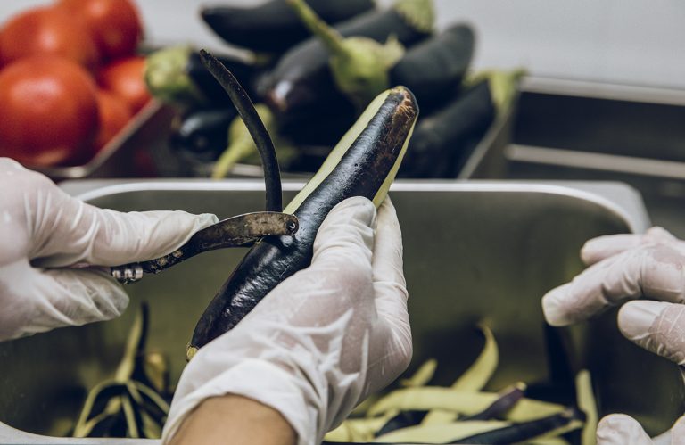 Cum cureți rapid vinetele de coajă. Trucul banal care îți va ușura munca