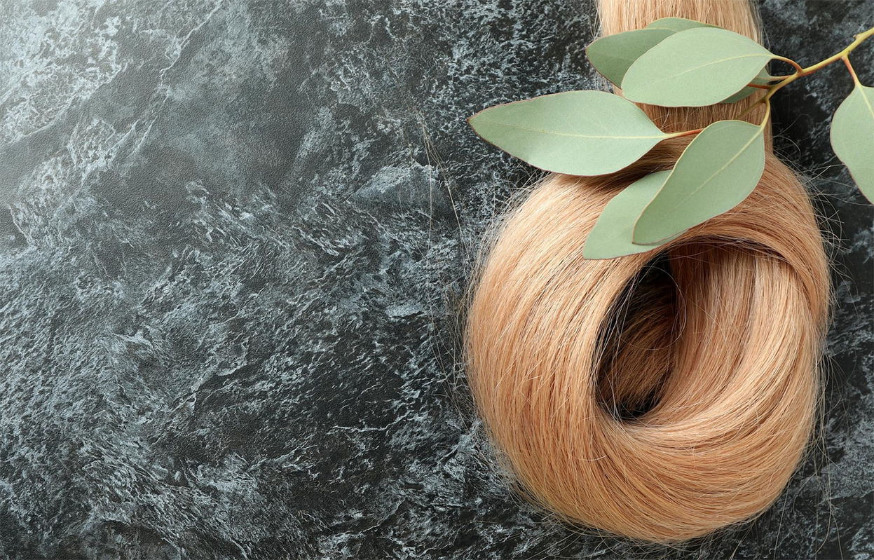 Cum poți să îți acoperi firele albe fără să te vopsești