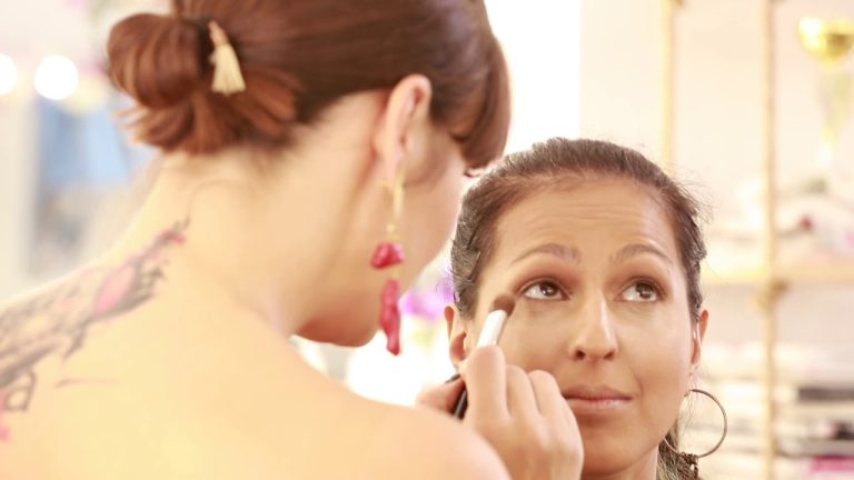 Cum se aplică corect anticearcănul. Trucul secret ca să arate impecabil pe ten