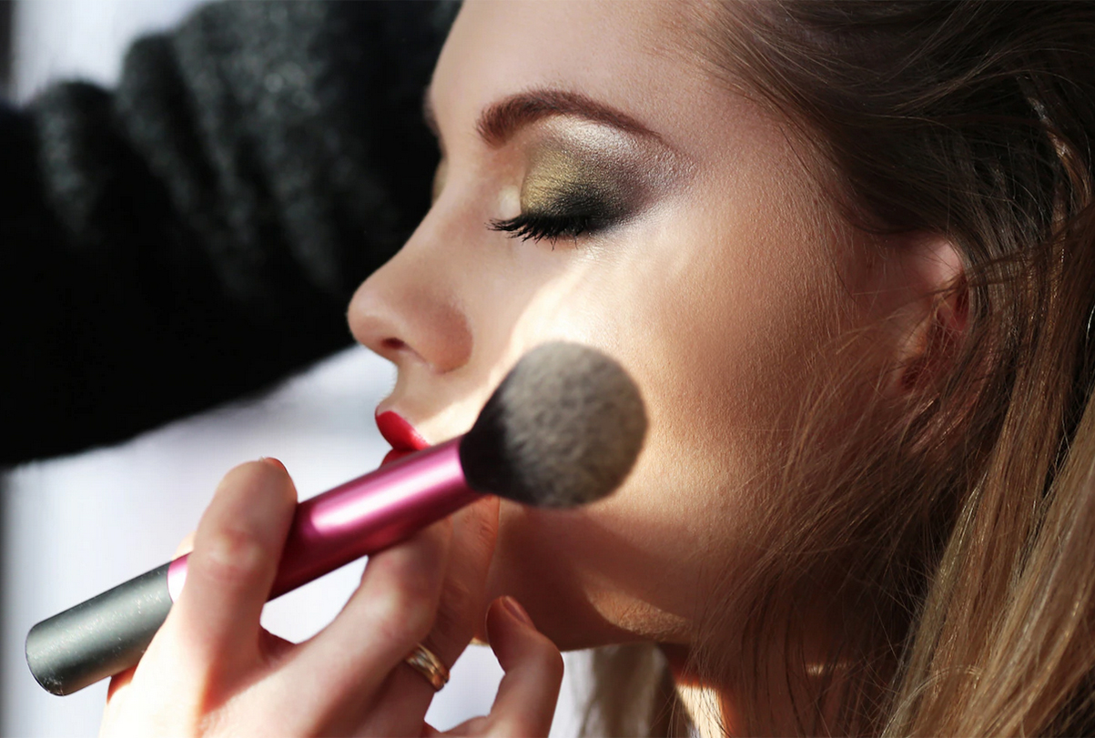 Cum se curăță corect pensulele de machiaj și cu ce