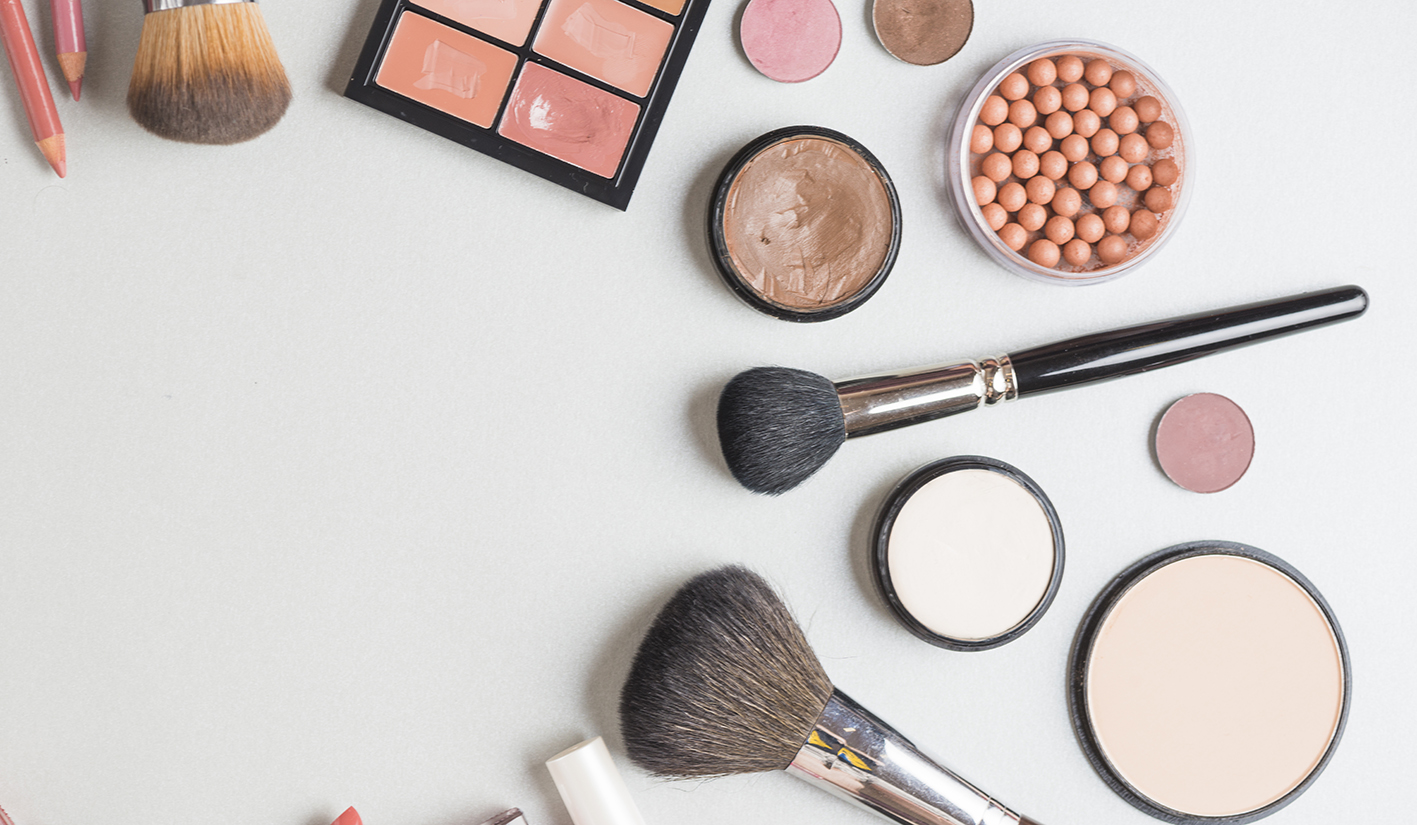 Cum se curăță corect pensulele de machiaj și cu ce