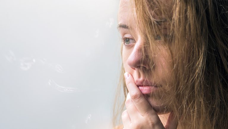 De ce unele femei rămân blocate în relații nesănătoase. 5 motive posibile