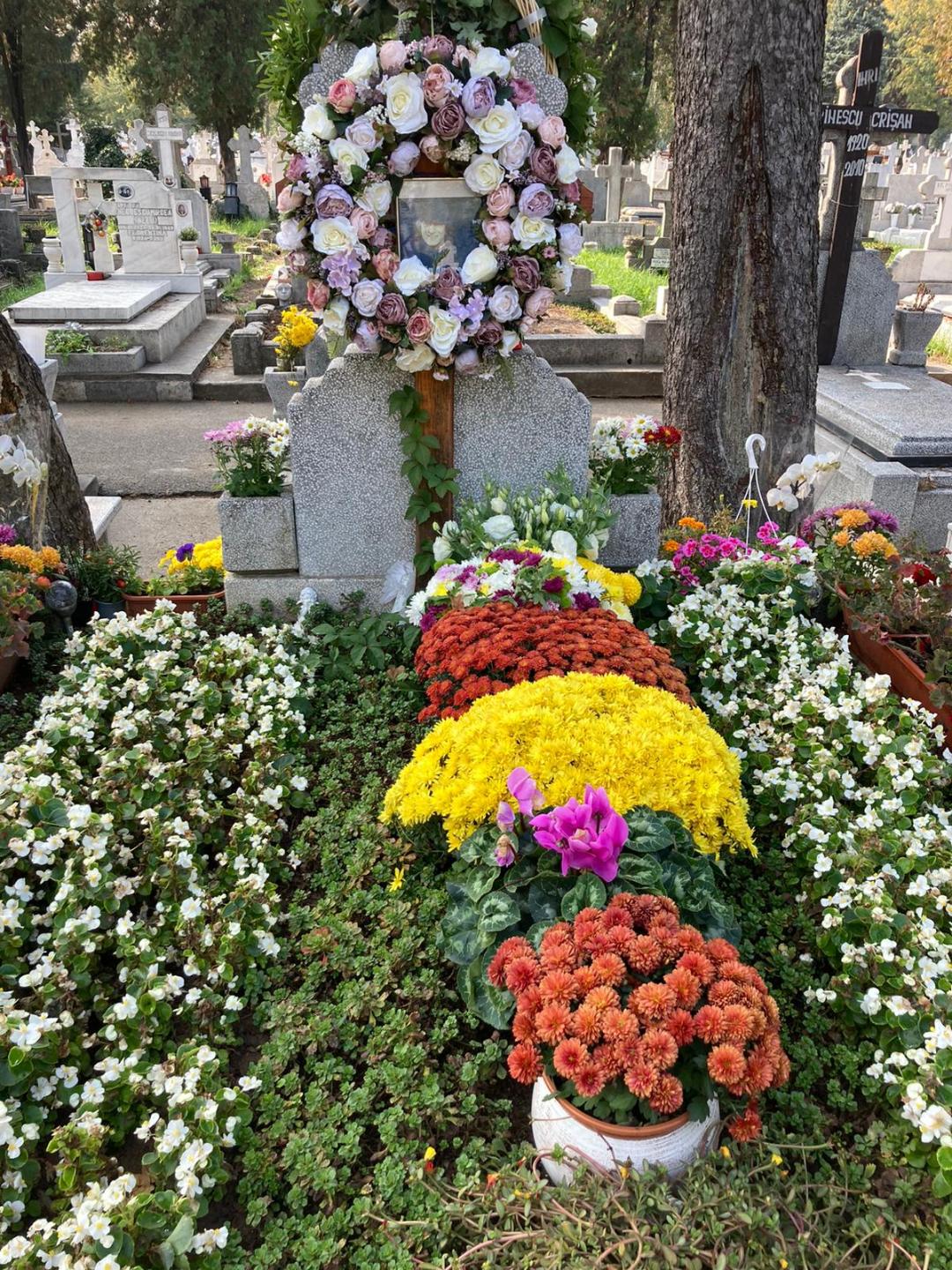 Mormântul regretatului cântăreț este mereu plin de flori, aduse de Simona, așa cum i-a promis