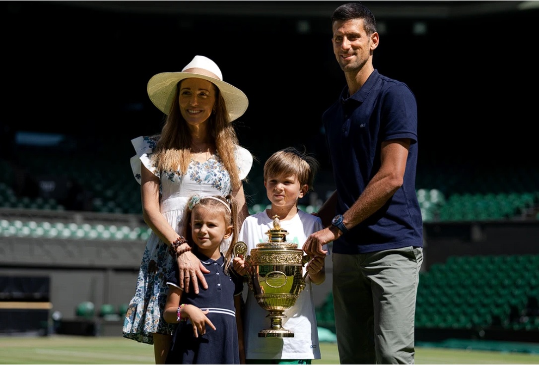 Novak Djokovic împreună cu familia, după câștigarea trofeului de la Wimbledon