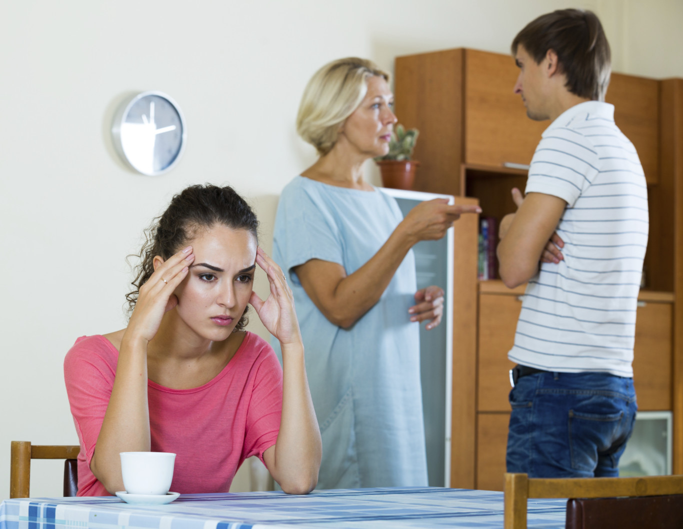 Nu mai suport să stau în aceeași casă cu soacra