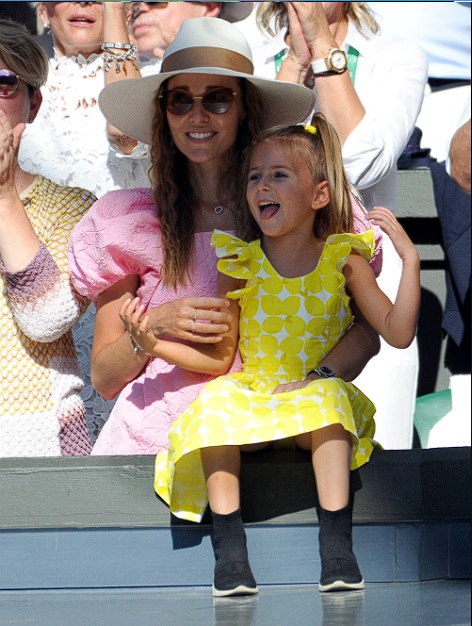 Soția lui Nole împreună cu fiica lor