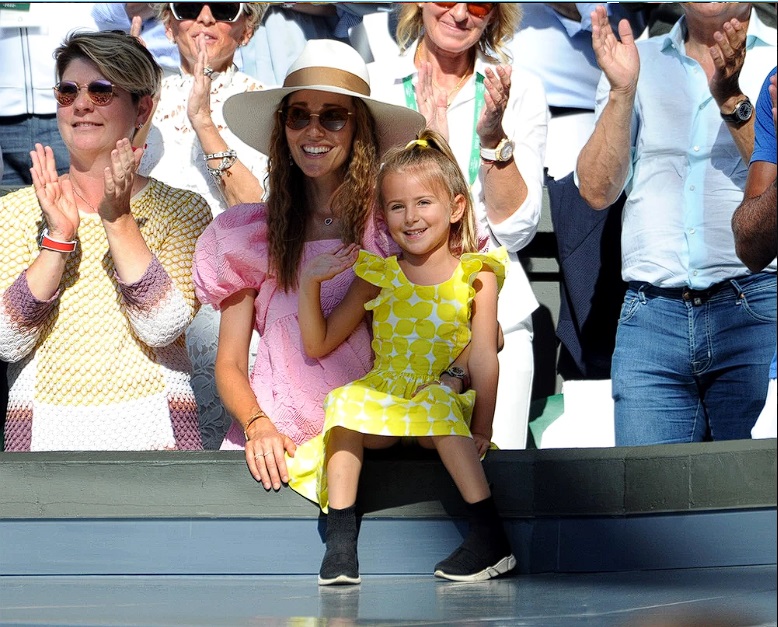 Soția lui Nole împreună cu fiica lor