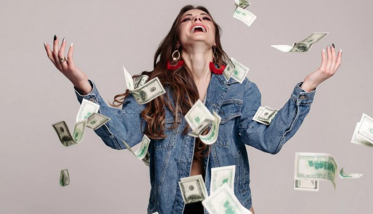 Zodii care au noroc la bani în luna august 2022. Oportunități uriașe bat la ușa lor