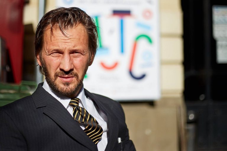 Cum s-a pregătit Bogdan Farcaș pentru personajul său controversat din serialul Clanul. „Știu că sună urât, dar chiar așa a fost” EXCLUSIV