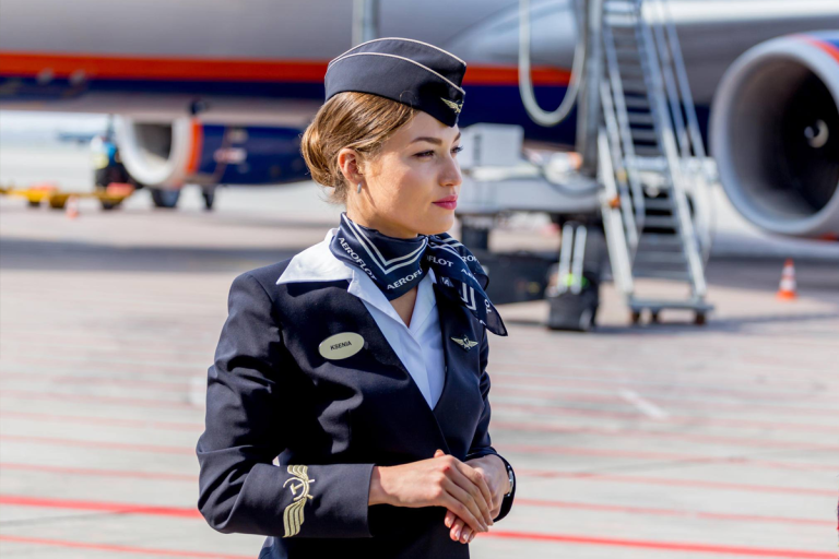 Ce salariu are o stewardesă în 2022. Ce sumă câștigă lunar o însoțitoare de zbor de la Blue Air sau Wizz Air