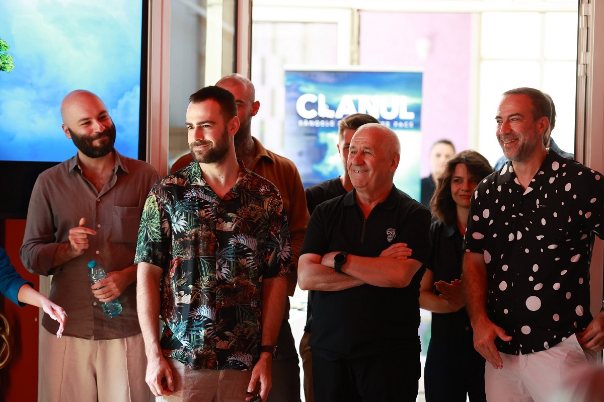 Joacă în serialul Clanul