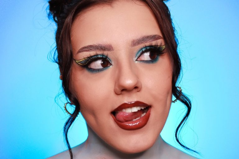 Ce putem să facem pentru ca rujul să reziste mai mult pe buze. Claudia Preduca, makeup artist, ne-a dezvăluit trucul EXCLUSIV