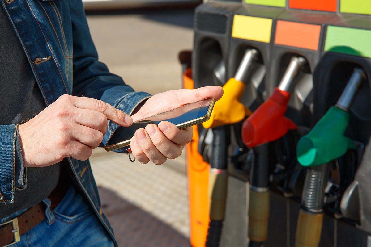 De ce nu ai voie să vorbești la telefon în benzinărie