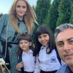 Alina Sorescu și Alexandru Ciucu alături de cele două fetițe ale lor