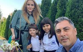 Alina Sorescu și Alexandru Ciucu alături de cele două fetițe ale lor