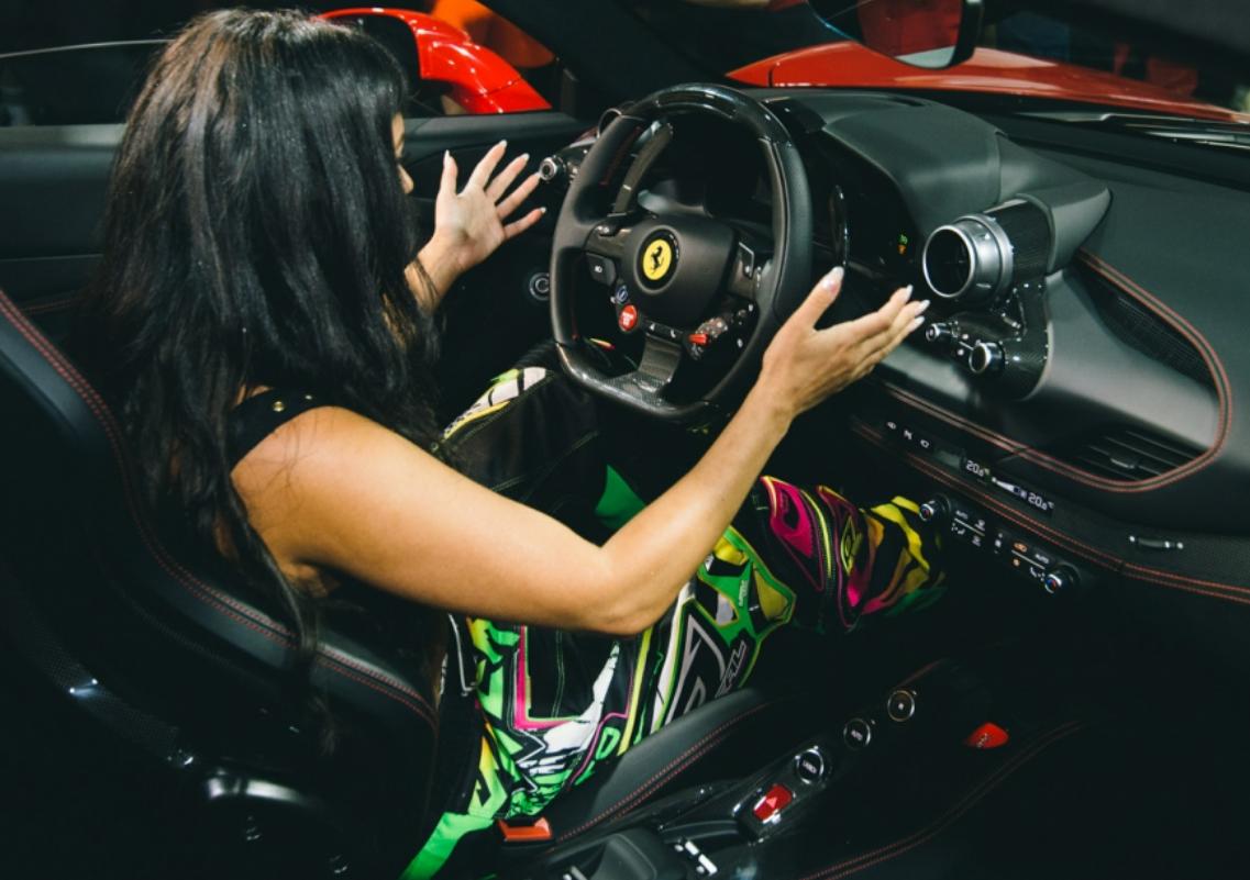 Inna, la volanul mașinii primite cadou