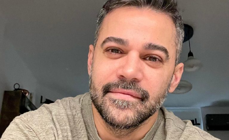 Hairstylistul George Soare ne învață cum să ne protejăm părul pe timp de vară. El demontează miturile legate de modul în care ne spălăm și ne uscăm părul: ”Trăim într-un mediu toxic” EXCLUSIV