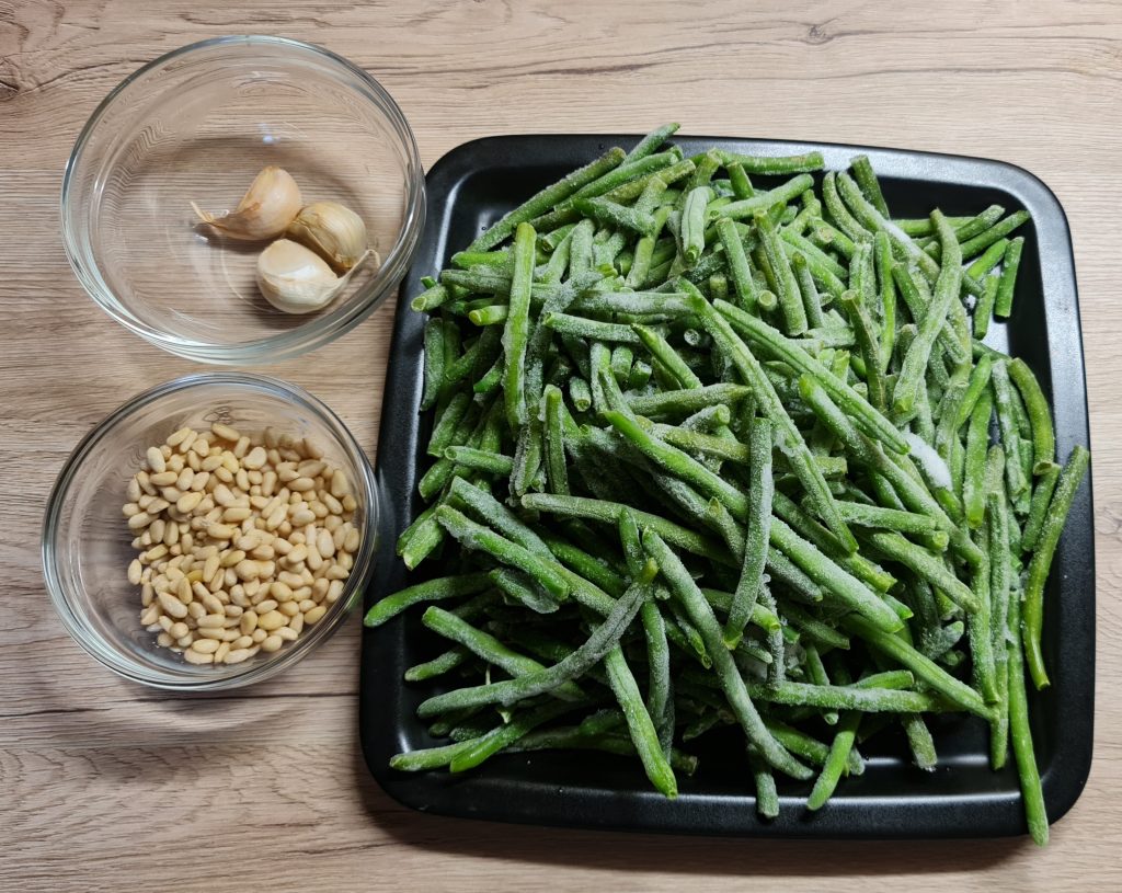 Salata de fasole verde cu usturoi si muguri de pin 